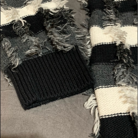 Vince Camuto  fringed pattern sweater - Picture 5 of 6